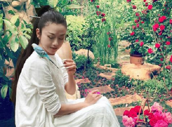 杨丽萍发布视频被网友评论怒怼！霸气的戚薇发文回怼，不愧是戚哥