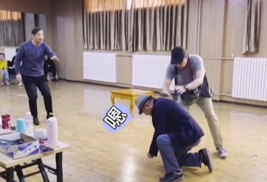 65岁张国立身穿长衫，含泪诵诗歌难掩憔悴，铁三角数他事业忙？