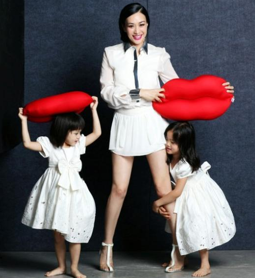 鐘麗緹二女兒逆襲了！ 13歲張子晴穿條紋裙過情人節，美過媽媽了