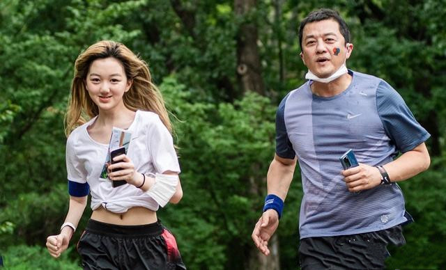李亚鹏带女儿游玩，其女友却在大秀身材？脖子上的贴纸令人遐想