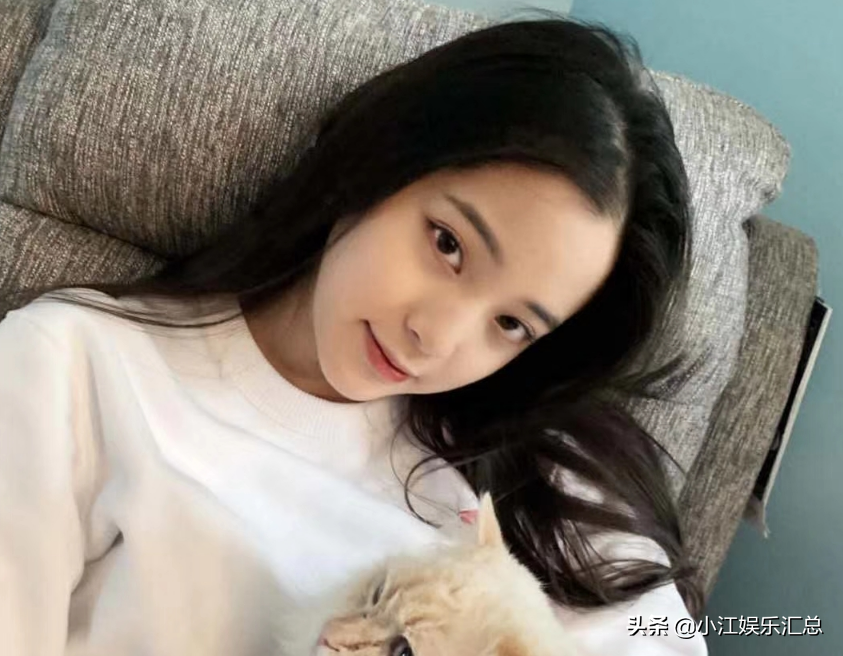 称演员是高危职业的欧阳娜娜，凭一场直播就回粉无数，怎么做到的