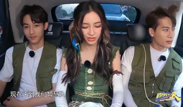 被夹在王嘉尔董思成中间时，baby坐姿谁注意？已