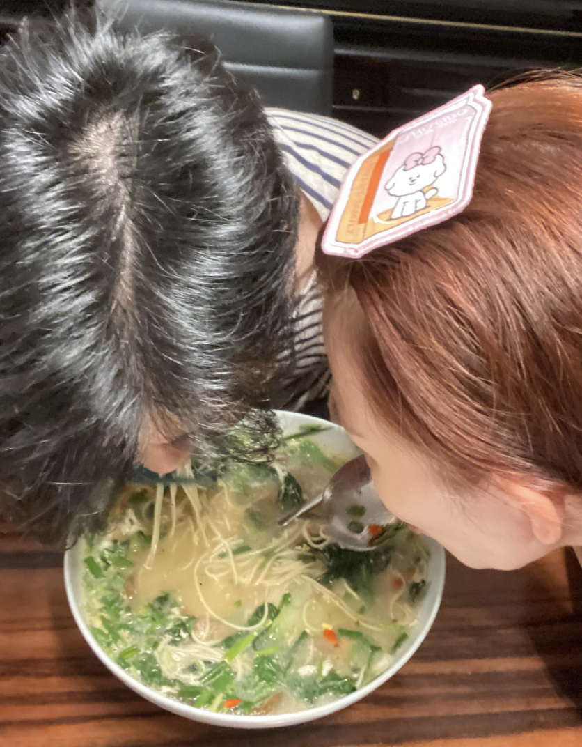 陈法蓉与洪欣母子为48岁蔡少芬庆生，张晋搂老婆入怀，甜蜜秀恩爱