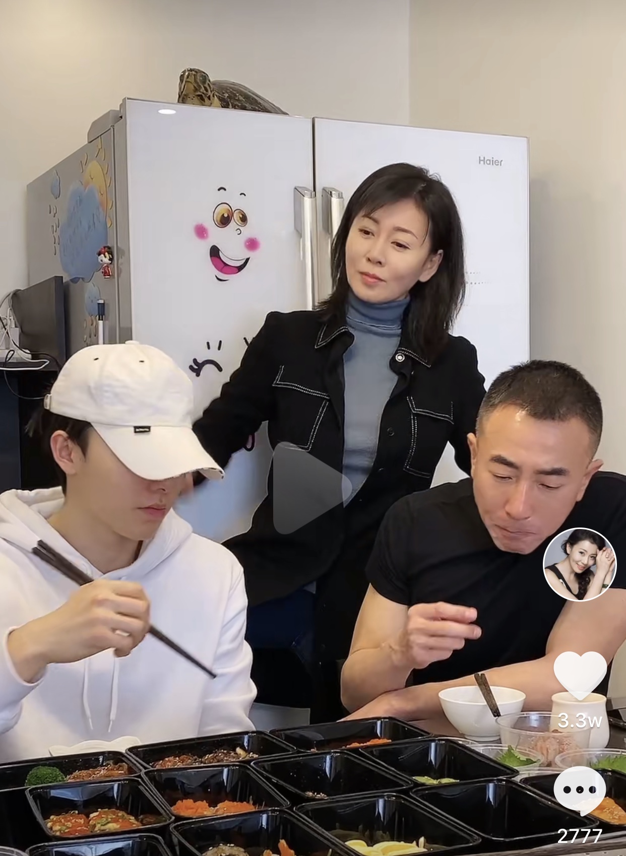 48岁甄嬛传齐妃晒跳舞视频，一家3口神仙颜值，