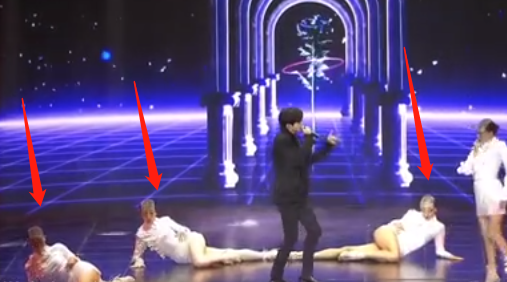 女伴舞穿超短裙还翘腿，粉丝屏住呼吸，蔡徐坤的救场堪称教科书