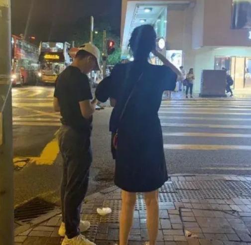 奚梦瑶再怀孕5个月被网友街拍，一身黑胖到认不