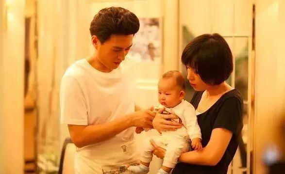 靳东：两次爱上离婚妇女，不顾家人反对娶了二