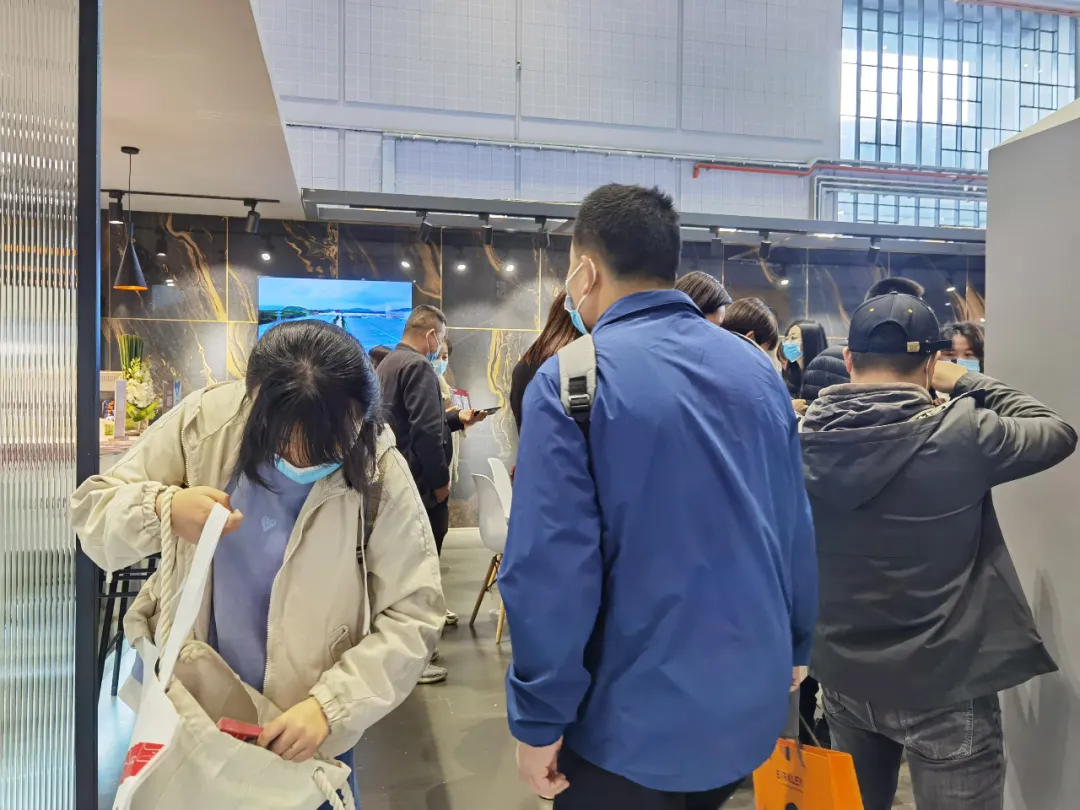 东鹏瓷砖×上海建博会|家的新衣开展首日Slay全场,等你来玩