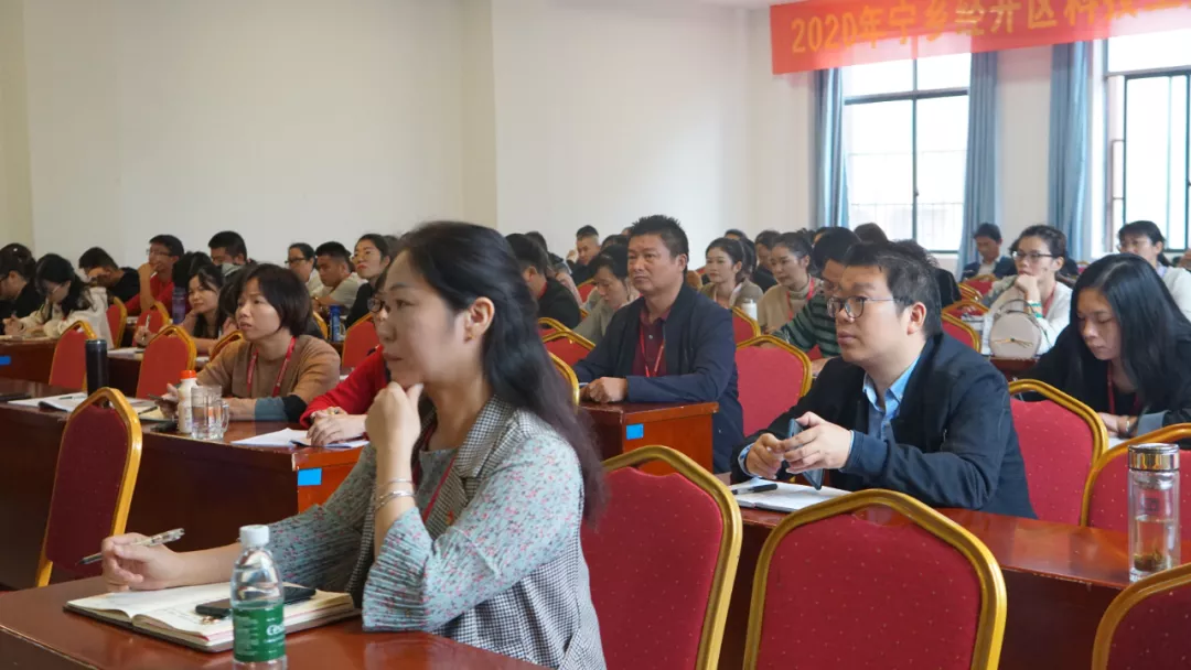 “三讲三爱”之爱学习——学校顺利开展教师集中培训活动