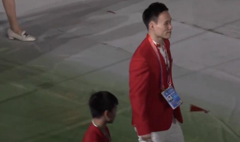 现场比心！全红婵亮相开幕式又成焦点，可爱值拉满人气直追朱婷