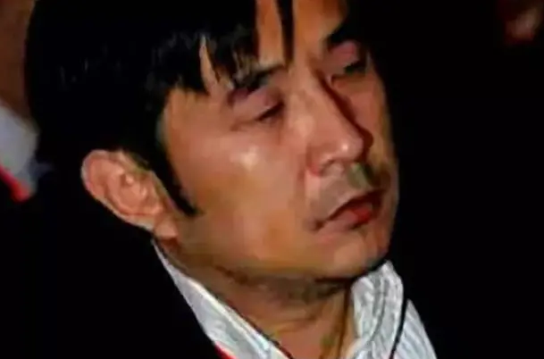 欠债800亿逃到国外，带走一女星和61个亿，亲爹去世也不回来