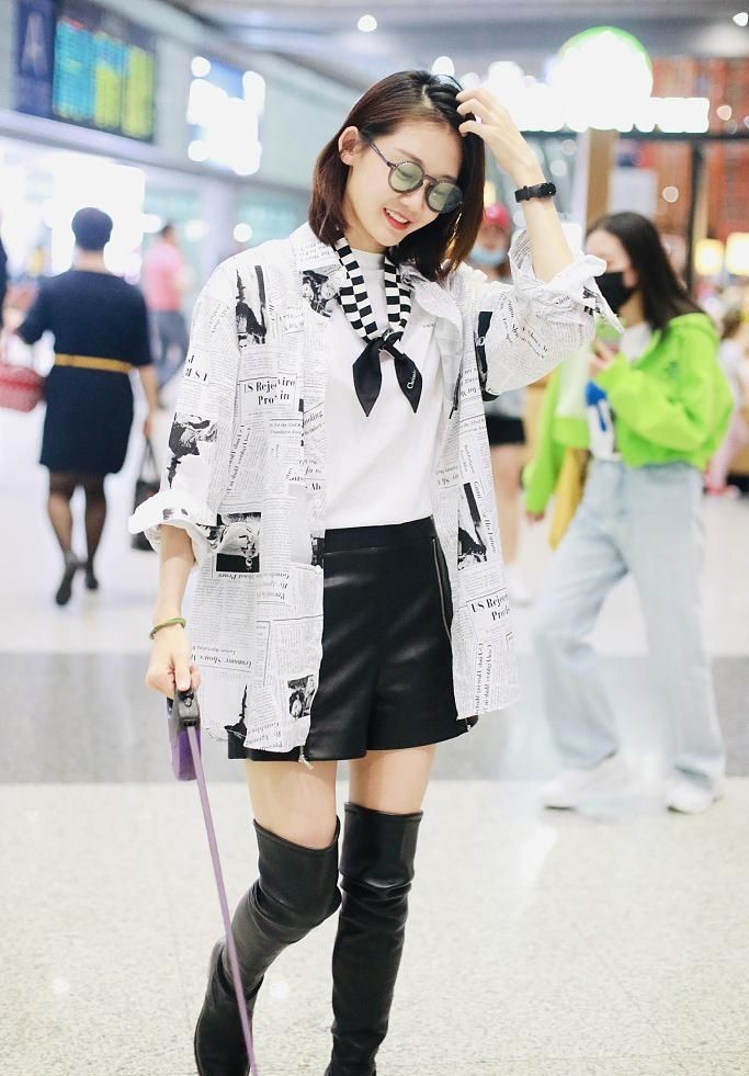 郑恺携妻走机场，二人都手拿外套好默契，苗苗