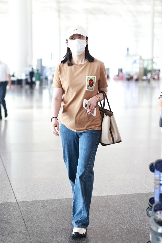 郭晶晶带孩子人妻感十足，一家子穿休闲装玩闹，看不出豪门距离感