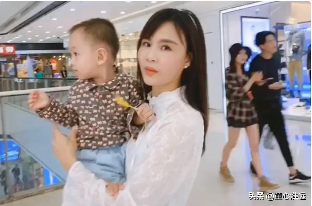最年轻姥姥走红，抱自己的外孙逛街犹如母子，穿着清凉羡慕他姥爷