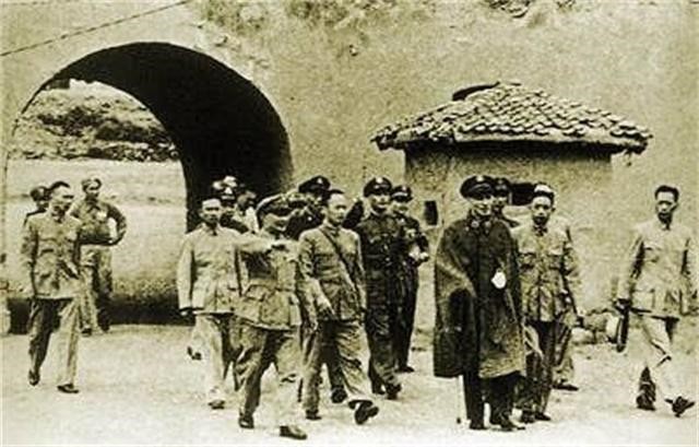 47年蔣介石來到延安毛主席窯洞，躺在炕上：今晚不走了，就住這裏