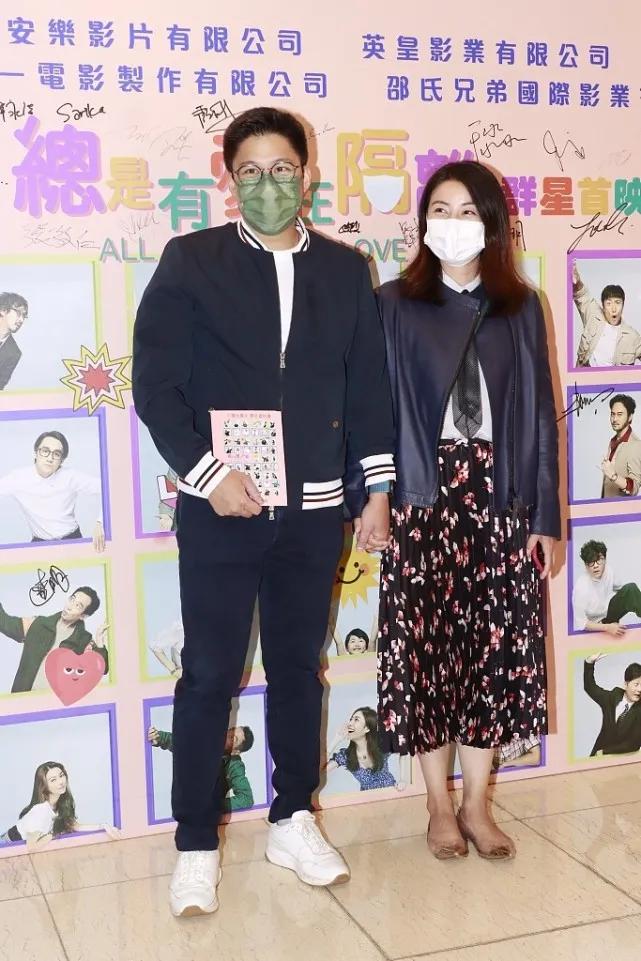 霍啟剛夫婦十指緊扣出席首映禮超甜蜜，郭晶晶笑容燦爛幸福難掩