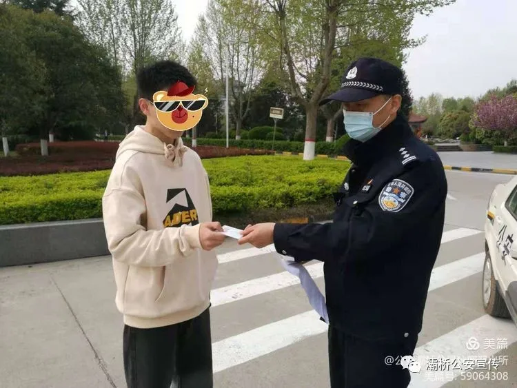 「我为群众办实事」警民一家亲，服务零距离——西安公安灞桥分局狄寨派出所送证上门，服务群众