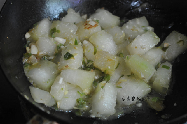馋肉了，做道红烧冬瓜，加把辣椒锅中一烧，比红烧肉更香