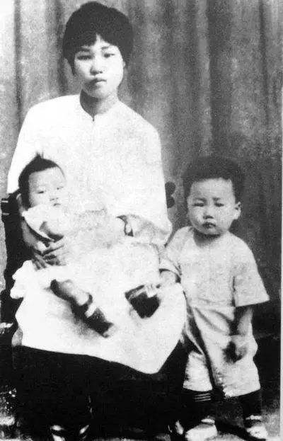 毛岸英：8岁生日失去母亲，新婚一年牺牲战场，