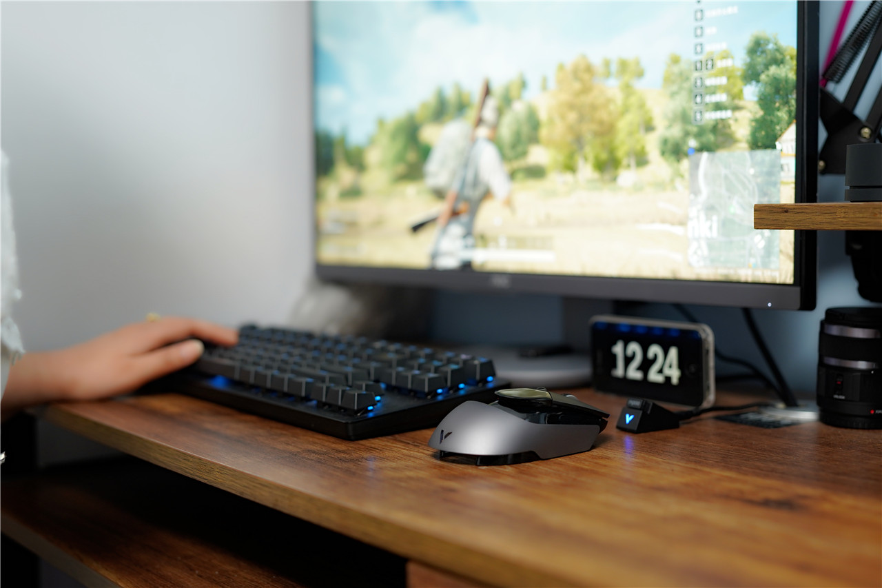 电竞级屏显雷柏VT960双模游戏鼠标游戏体验快人一步