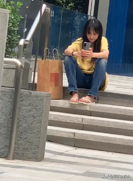 郑爽张开腿坐路边自拍，网友直呼其疯疯癫癫，