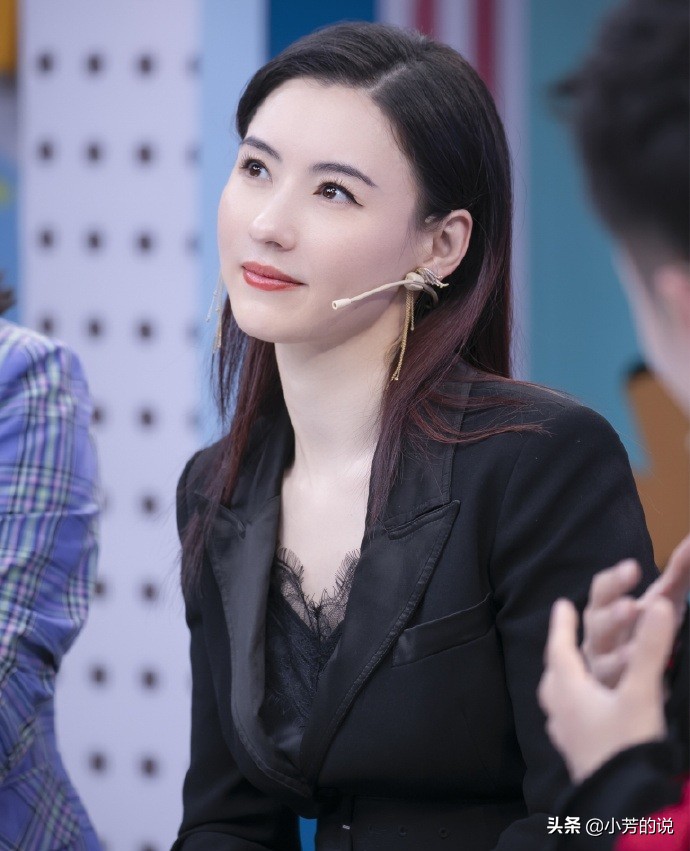 张柏芝去幼儿园看孩子，双膝跪地有耐心，妆容是对孩子最大的尊重