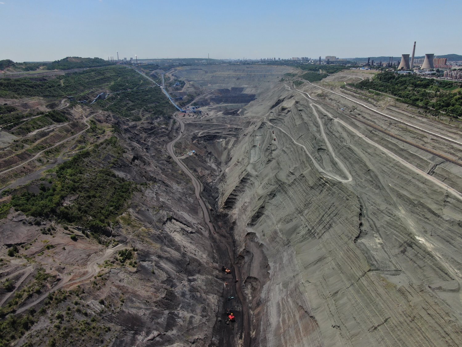 我国第一露天煤矿，煤层厚达55.5米，开采105年后成如今的模样