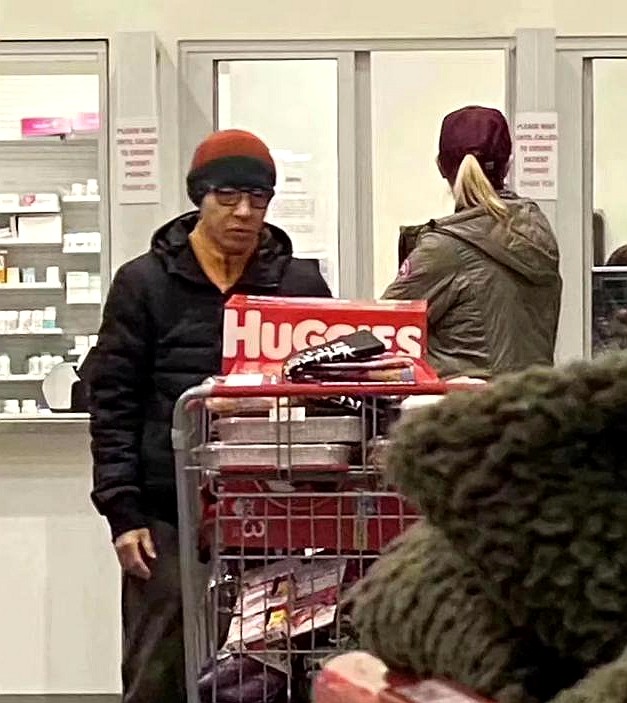 撒贝宁一家四口露面，龙凤胎首曝光，女儿穿千