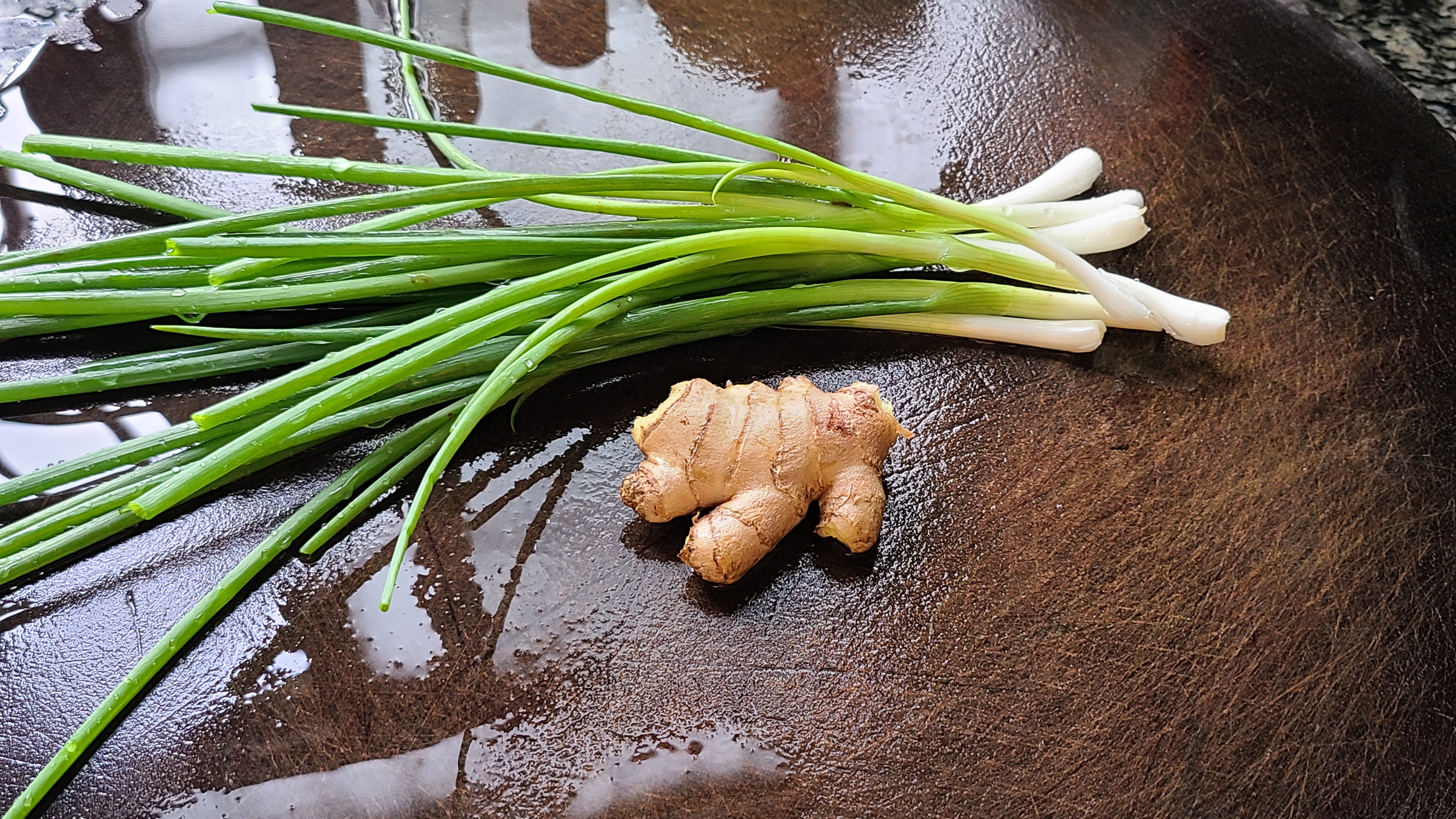 廣東電飯煲焗雞的做法，鮮香嫩滑又好吃，打開鍋蓋肚子都看餓了