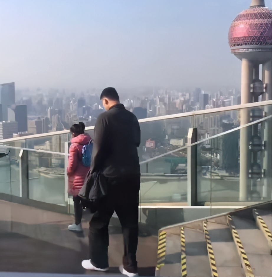 姚明一家三口外出，10歲女兒鞋子似40碼背包迷你，儀態超像爸