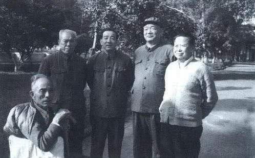 开国将军想家，回老家看望母亲，却发现母亲正