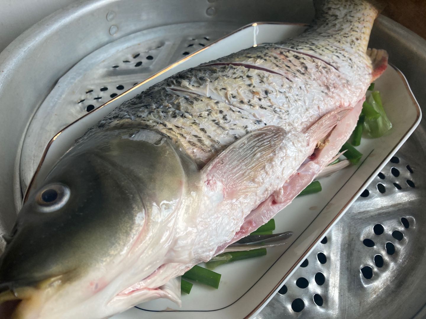 Follow Chef Wang Gang to make steamed fish without going to a restaurant. The taste is fragrant and tender, and the method is simple
