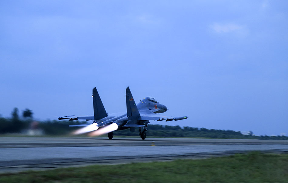 中国高速公路没那么简单！一小时秒变军用机场