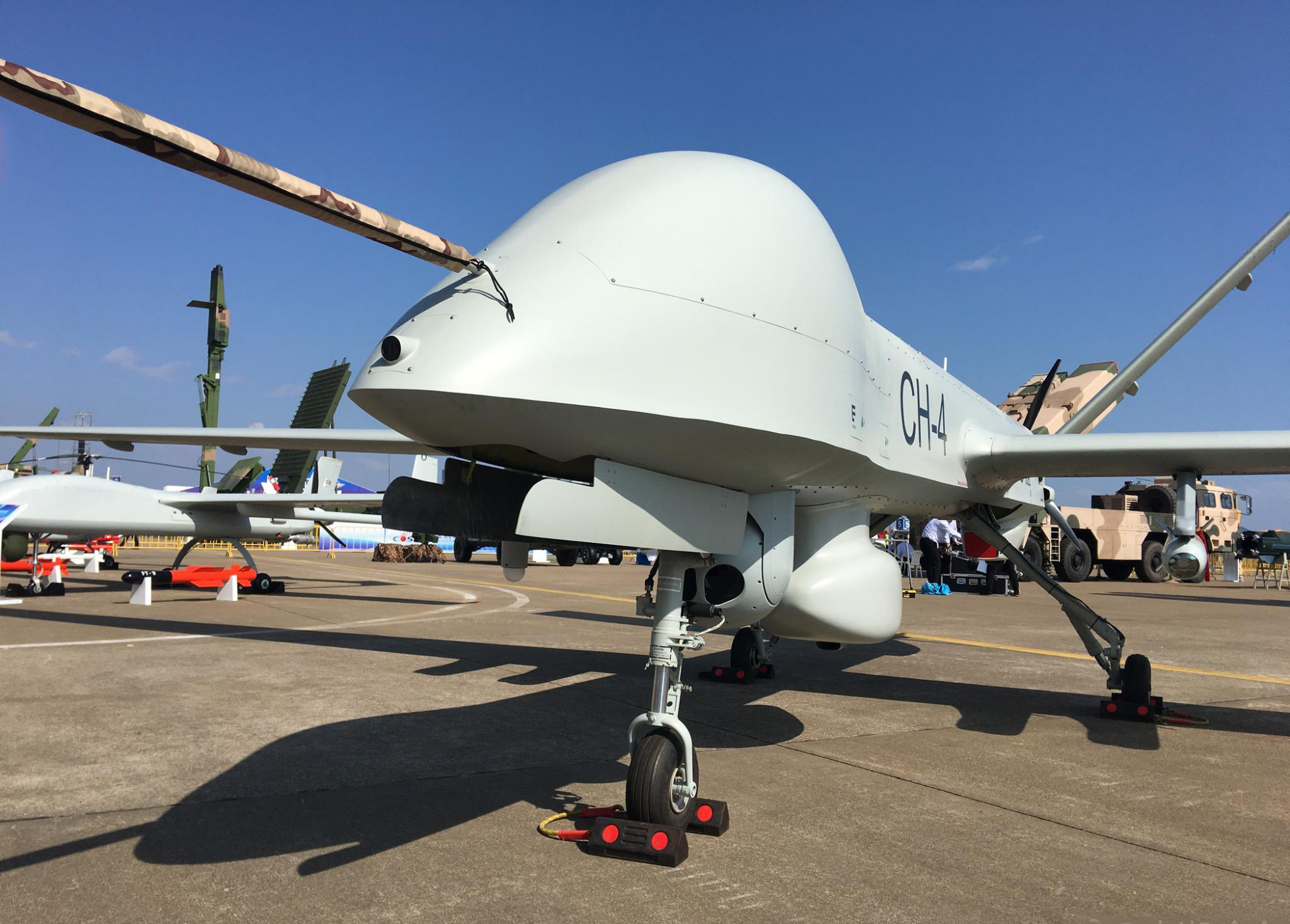 中国彩虹4堪称无人机界的AK47，翼展比“全球鹰”