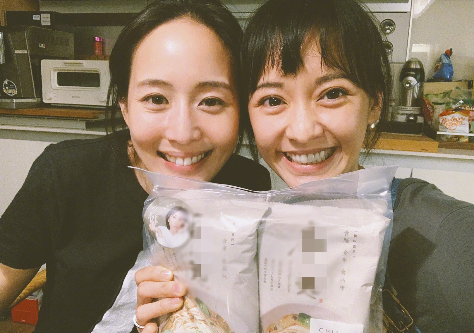 咘咘波妞穿同款，手持賈靜雯自創品牌新品麵條，變代言人古靈精怪