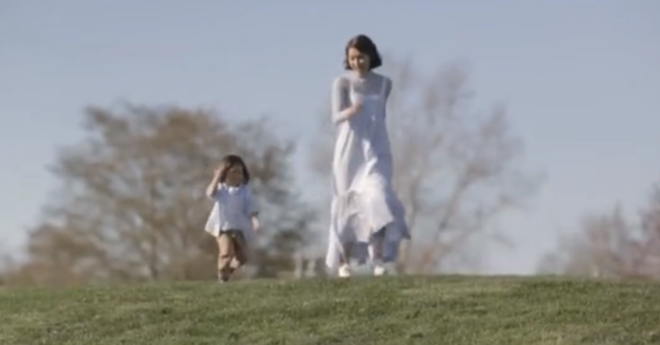 鍾嘉欣拍母親節MV，父母老公子女出鏡，三代同堂牽手散步溫馨感人