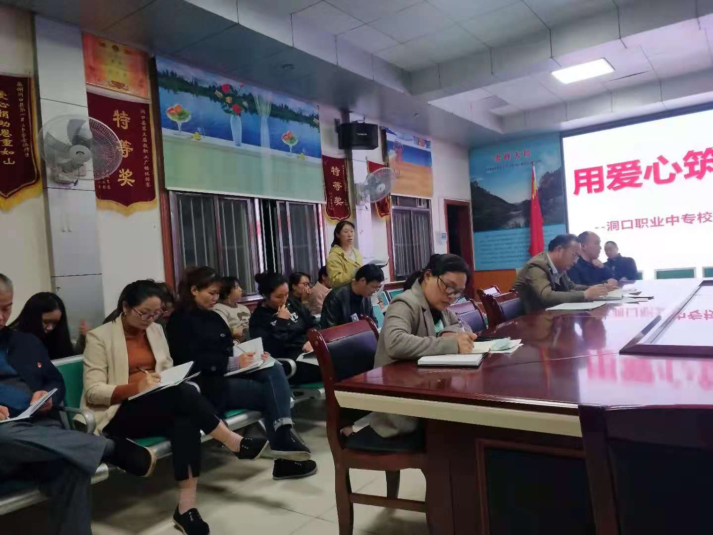 洞口职中：用爱心筑牢安全屏障