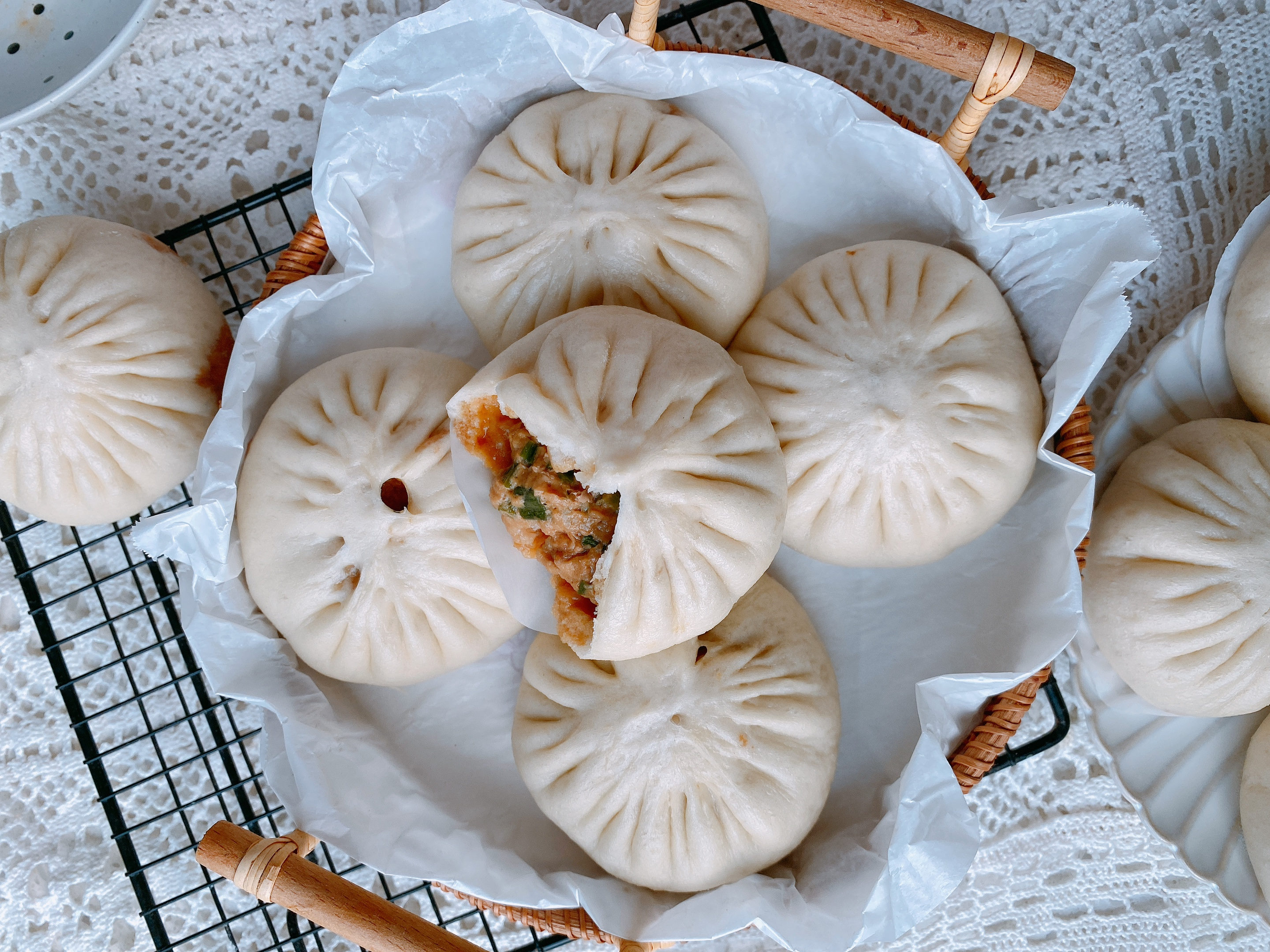 猪肉降价了自己在家做肉包，掌握3点，蓬松暄软，咬一口满嘴汤汁