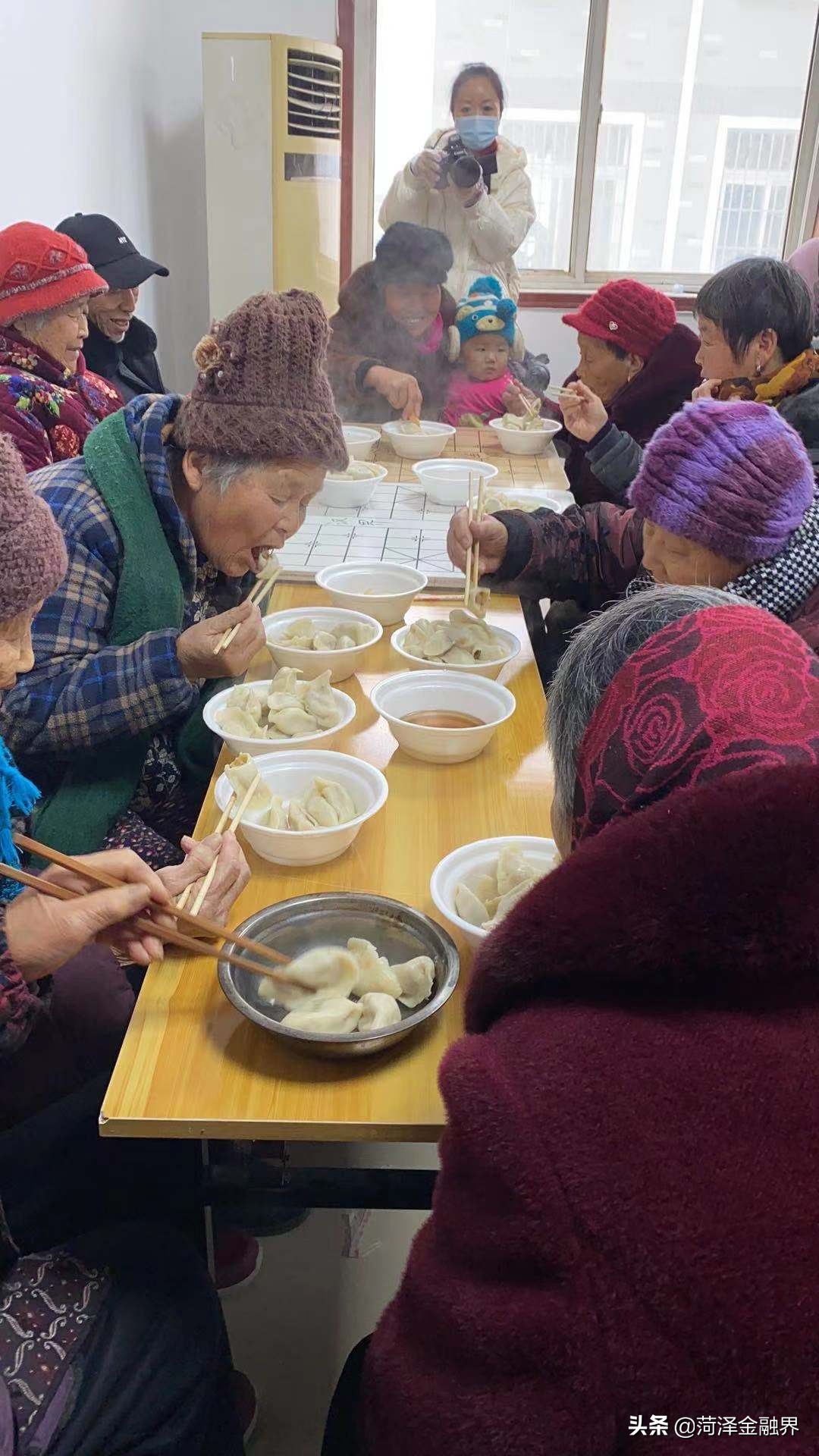 单县农商银行湖西支行开展孝善敬老饺子宴活动