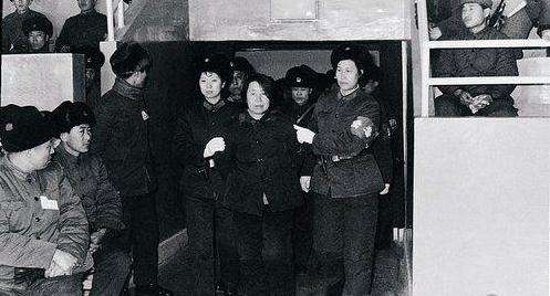 80年代貪污犯王守信：庭審現(xiàn)場上蹦下跳拒不認(rèn)罪，最后被槍決