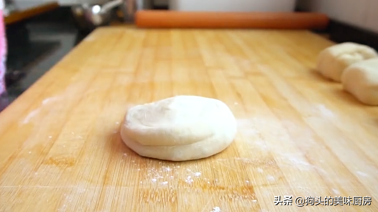 想吃蔥花餅別再買了，在家就能做，加一把蔥跟鹽，外酥裡軟，真香