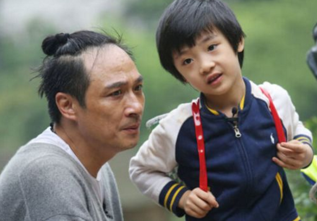 7年過去，“富養”的費曼和“窮養”的天天，如今2人差距真的大