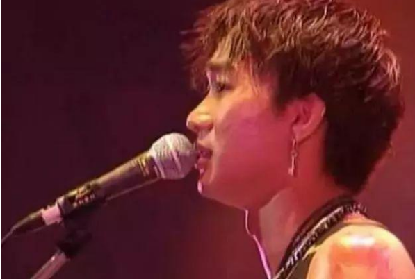 1993年，黄家驹和主持人掉下舞台，一人死亡，他却因为安全帽幸免