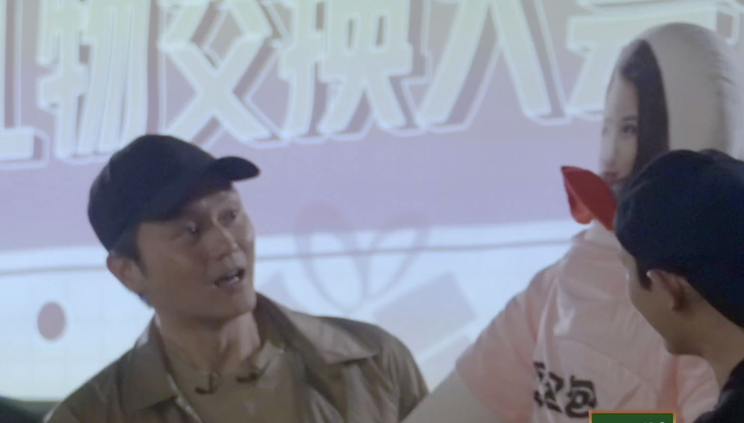 张智霖被獒犬送袁咏仪人偶，调侃很恐怖，靓靓追老公综艺犯花痴