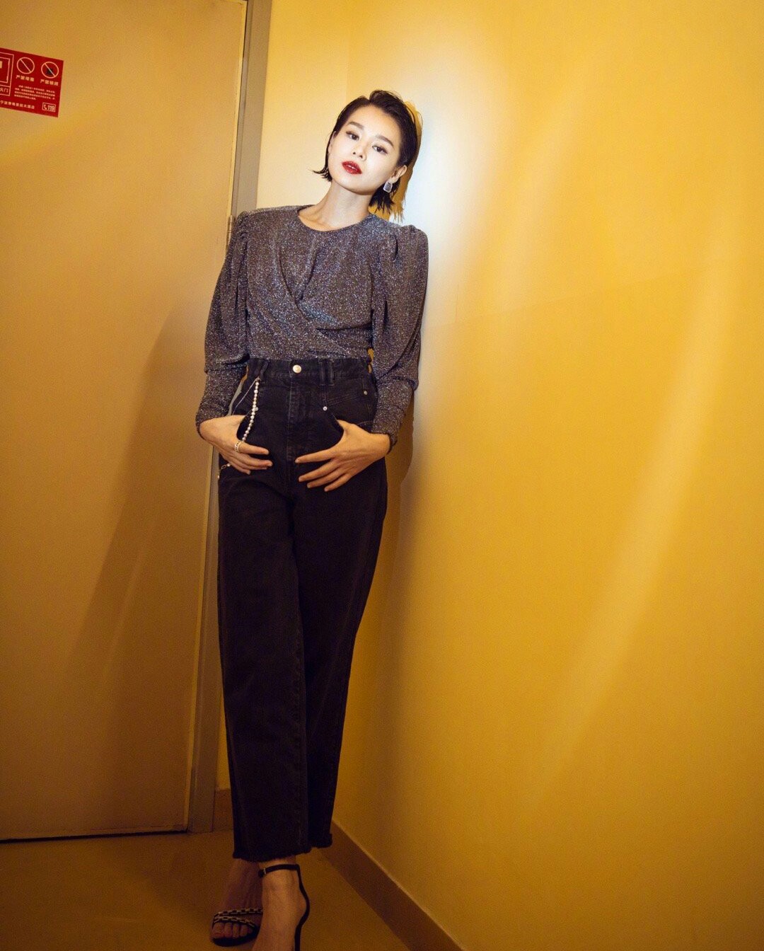 41岁胡杏儿挺7月孕肚现身！穿大袄扎腰带真多余，衬得肚子更大