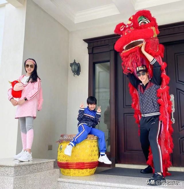 吳尊一家四口買春聯，林麗吟穿短褲破三胎傳聞，跟女兒同框似姐妹