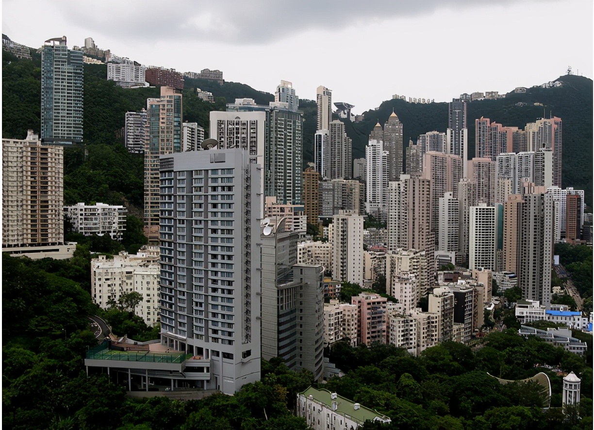 没人能管？香港两名美国驻港领事职员确诊新冠，拒绝隔离四处播毒！这个香港女局长出面发声：会严肃处理