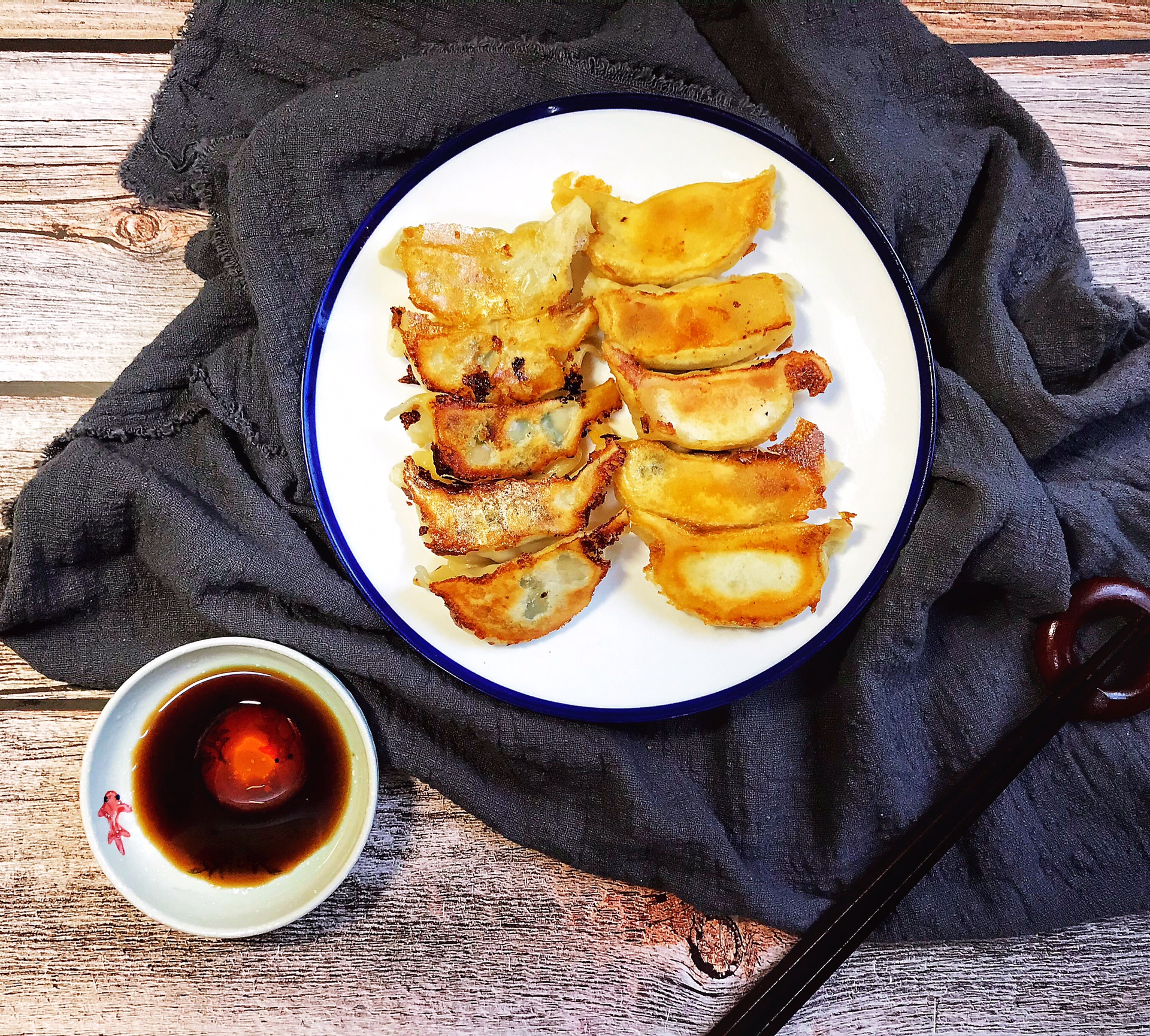 孩子馋嘴想吃煎饺，自己在家做，外脆里嫩，真好吃