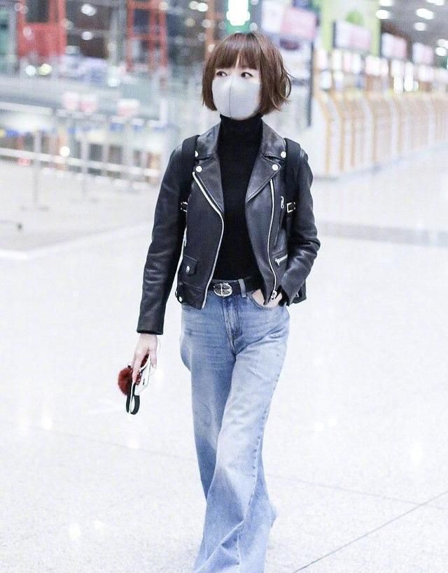 鲁豫机场惊现“女巫”造型，穿斗篷式外套配小礼帽，神秘又时髦