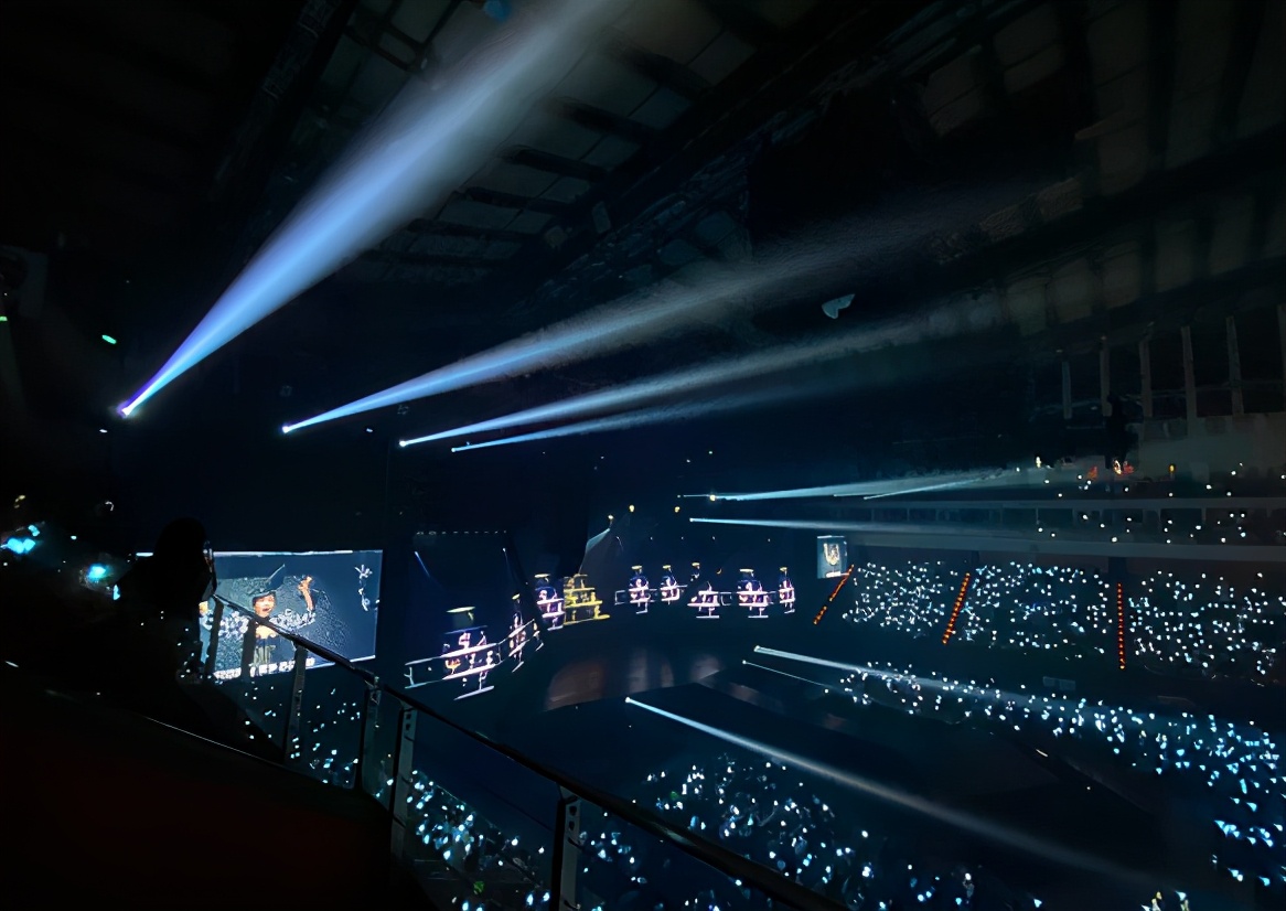 Kimi：連續2年和蔡依林合影，去年到她的肩膀處今年倆人就一樣高